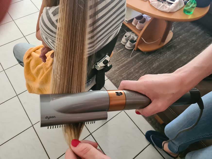 Применение разглаживающей щетки Dyson Airwrap. 